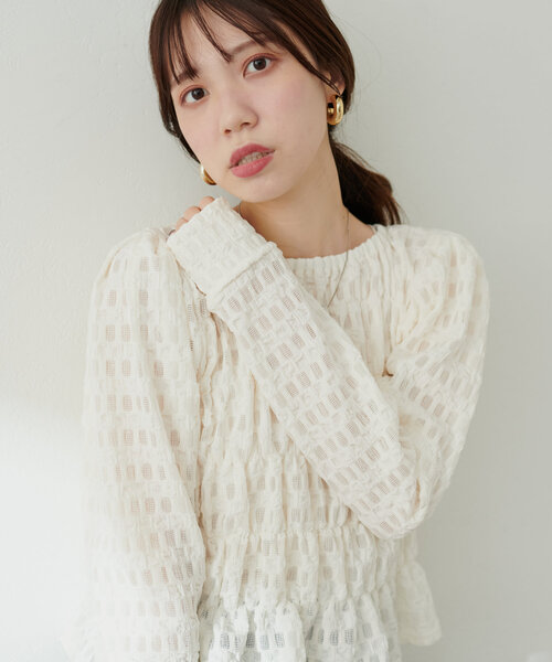 natural couture（ナチュラルクチュール）の「シアーシャーリングカットトップス（Tシャツ/カットソー・レディース・レッド/オフホワイト/ブラック・FREE）」の4枚目の写真