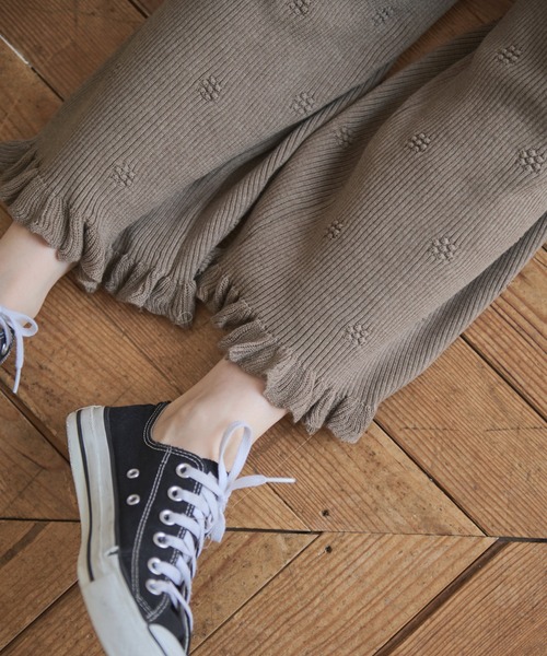 Crisp（クリスプ）の「フラワーフリルニットパンツ（その他パンツ・レディース・アイボリー/ブラウン・FREE）」の4枚目の写真