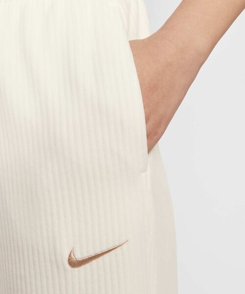 NIKE（ナイキ）の「《セットアップ対応商品》ナイキ スポーツウェア ウィメンズ ベロア ハイウエスト ワイドレッグ パンツ / Nike Sportswear Women's Velour High-Waisted Wide-Leg Pants HV5036-133 Sail（スウェットパンツ・レディース・クリーム・2XL/L/M/S/XL/XS）」の4枚目の写真