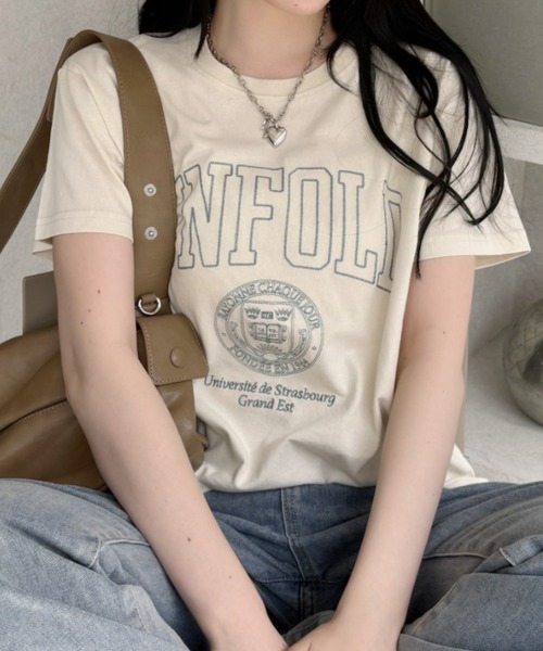 Eclat one(エクラワン)の「【Eclat one】ステッチ刺繍 カレッジロゴ 半袖 Tシャツ(Tシャツ/カットソー・レディース・ブラック/アイボリー/グレー・FREE)」の3枚目の写真