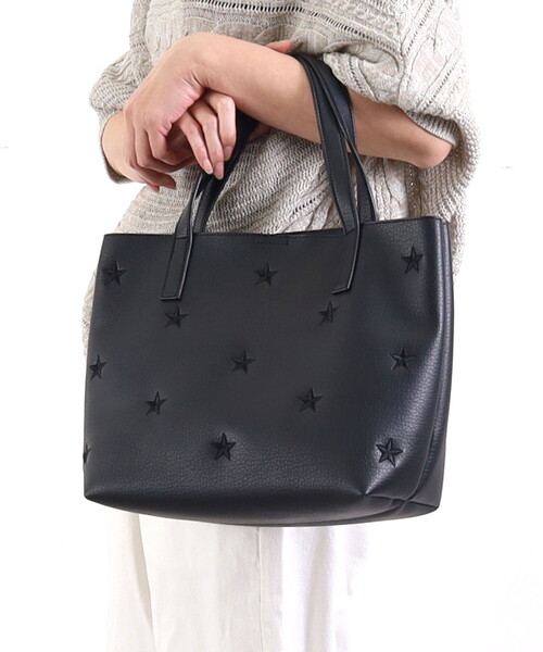 COOCO(クーコ)の「星柄刺繍フェイクレザートートバッグ/A4対応(トートバッグ・レディース・シルバー/ブラック/グリーン/オフホワイト/サックスブルー・FREE)」の2枚目の写真