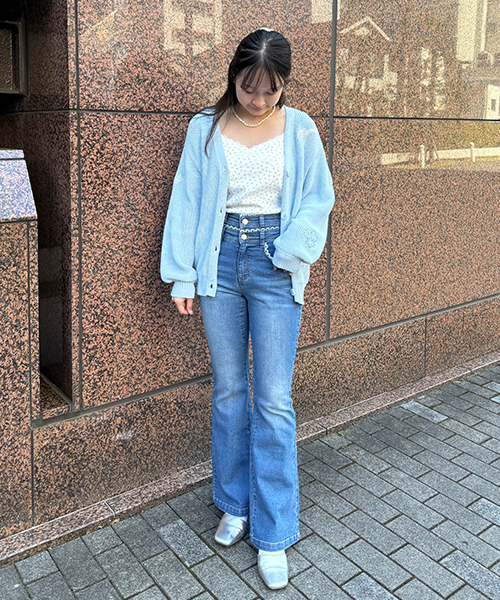 Mi-je(ミジェ)の「モチーフ刺しゅうカーディガン【韓国ファッション】(カーディガン/ボレロ・レディース・ライトブルー/ベージュ・M)」の4枚目の写真