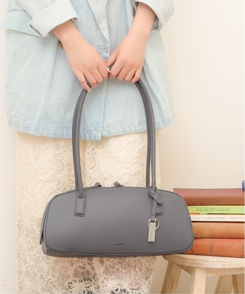 Ungrid（アングリッド）の「【Ungrid/アングリッド】 シンプルスムース　プレートチャーム付横長ボストンバッグ（ボストンバッグ・レディース・ブラック/アイボリー/グレー/イエロー/ブルー/キャメル/ダークベージュ・FREE）」の4枚目の写真