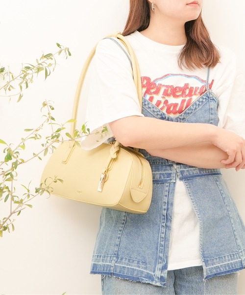 Ungrid（アングリッド）の「【Ungrid/アングリッド】 シンプルスムース　プレートチャーム付横長ボストンバッグ（ボストンバッグ・レディース・ブラック/アイボリー/グレー/イエロー/ブルー/キャメル/ダークベージュ・FREE）」の7枚目の写真