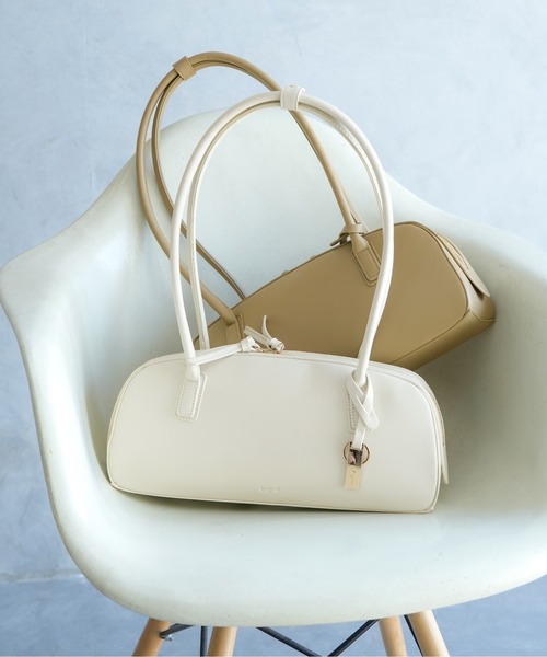 Ungrid（アングリッド）の「【Ungrid/アングリッド】 シンプルスムース　プレートチャーム付横長ボストンバッグ（ボストンバッグ・レディース・ブラック/アイボリー/グレー/イエロー/ブルー/キャメル/ダークベージュ・FREE）」の2枚目の写真