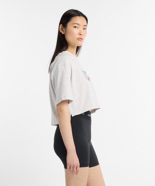 NEW BALANCE(ニューバランス)の「Athletics ノプレミアムチェストロゴ クロップショートスリーブTシャツ(Tシャツ/カットソー・レディース・ヘザーグレー/インディゴブルー・LARGE/MEDIUM/SMALL)」の3枚目の写真