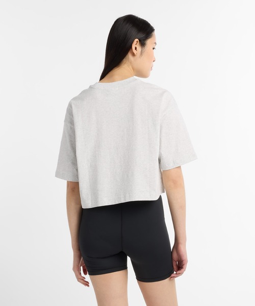 NEW BALANCE(ニューバランス)の「Athletics ノプレミアムチェストロゴ クロップショートスリーブTシャツ(Tシャツ/カットソー・レディース・ヘザーグレー/インディゴブルー・LARGE/MEDIUM/SMALL)」の4枚目の写真
