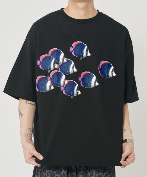 CORISCO（コリスコ）の「熱帯魚柄Tシャツ(M1)（Tシャツ/カットソー・メンズ・ブラック系1/ホワイト系1/ホワイト系2/ブラック系2・MEDIUM/LARGE/X-LARGE）」の3枚目の写真