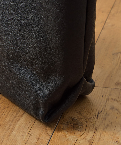 A_W（アウ）の「A_W アウ / CHANGE SHOULDER TOTE M フルベジタブルタンニンシュリンクレザー2WAYトートバッグ 牛革トートバッグ / AB-011（トートバッグ・メンズ・ブラウン/ブラック・FREE）」の3枚目の写真