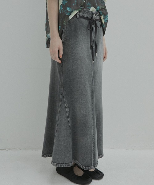 LE CIEL BLEU(ルシェルブルー)の「フレアデニムスカート / Flared Denim Skirt(スカート・レディース・ブラック/ブルー・38/36/34)」の7枚目の写真