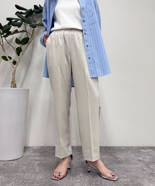 fredy emue（フレディエミュ）の「ドライポリイージーテーパードパンツ（その他パンツ・レディース・ベージュ/ブラック/アイボリー・38/36）」の2枚目の写真