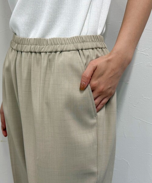 fredy emue（フレディエミュ）の「ドライポリイージーテーパードパンツ（その他パンツ・レディース・ベージュ/ブラック/アイボリー・38/36）」の4枚目の写真