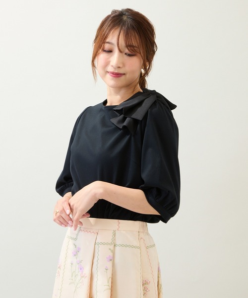 Rose Tiara(ローズティアラ)の「【接触冷感/綿100%/手洗いOK】ビッグリボンカットソー(Tシャツ/カットソー・レディース・オフホワイト/ブラック・38/42/46)」の2枚目の写真
