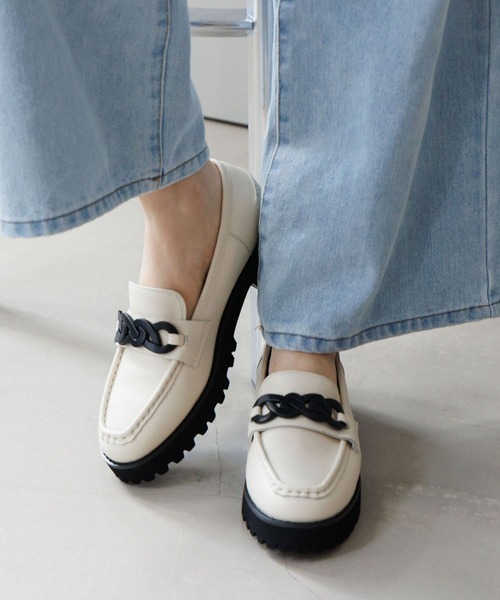 HIMIKO（ヒミコ）の「【HIMIKO】【ZOZOTOWN限定】メタルモチーフトラックソールローファー/650301（ローファー・レディース・ブラウン/ブラック/アイボリー・22.0cm/22.5cm/23.0cm/23.5cm/24.0cm/24.5cm/25.0cm/25.5cm）」の2枚目の写真