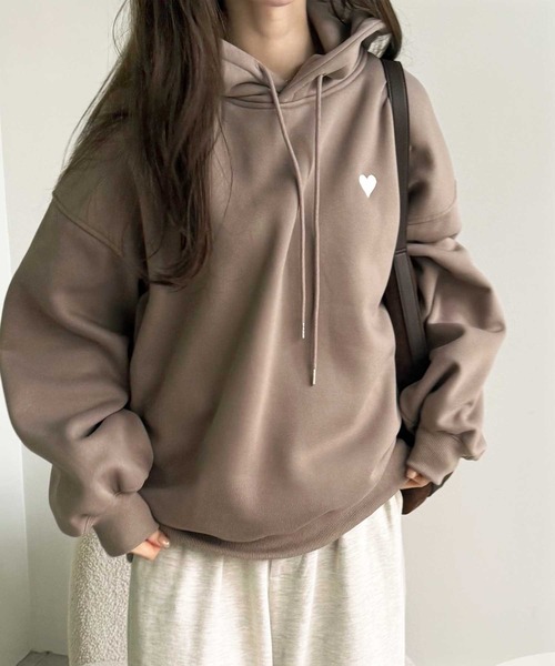 GeeRA（ジーラ）の「ゆるっとあったか裏起毛！ハートワンポイント刺繍裏起毛オーバーサイズスウェットパーカー（パーカー・レディース・オートミール/モカ/杢グレー/ブラック・MEDIUM/LARGE/X-LARGE）」の3枚目の写真