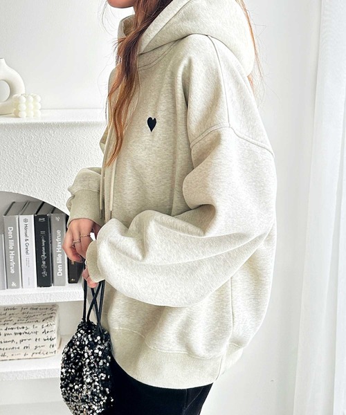 GeeRA（ジーラ）の「ゆるっとあったか裏起毛！ハートワンポイント刺繍裏起毛オーバーサイズスウェットパーカー（パーカー・レディース・オートミール/モカ/杢グレー/ブラック・MEDIUM/LARGE/X-LARGE）」の20枚目の写真