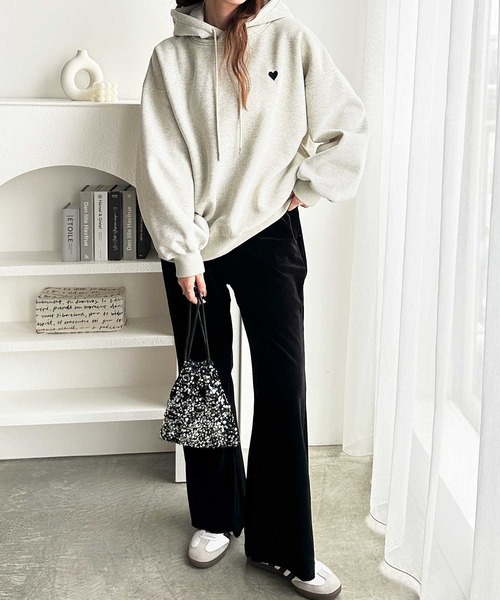 GeeRA（ジーラ）の「ゆるっとあったか裏起毛！ハートワンポイント刺繍裏起毛オーバーサイズスウェットパーカー（パーカー・レディース・オートミール/モカ/杢グレー/ブラック・MEDIUM/LARGE/X-LARGE）」の22枚目の写真