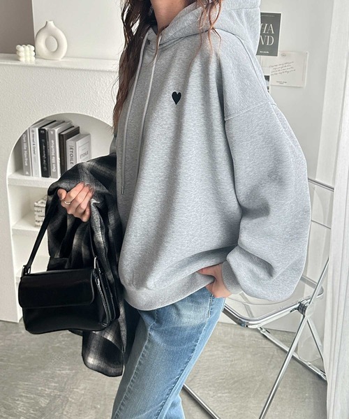 GeeRA（ジーラ）の「ゆるっとあったか裏起毛！ハートワンポイント刺繍裏起毛オーバーサイズスウェットパーカー（パーカー・レディース・オートミール/モカ/杢グレー/ブラック・MEDIUM/LARGE/X-LARGE）」の9枚目の写真