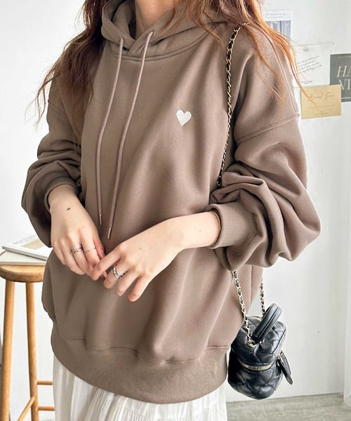 GeeRA（ジーラ）の「ゆるっとあったか裏起毛！ハートワンポイント刺繍裏起毛オーバーサイズスウェットパーカー（パーカー・レディース・オートミール/モカ/杢グレー/ブラック・MEDIUM/LARGE/X-LARGE）」の16枚目の写真