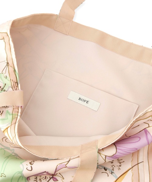 ROPE'（ロペ）の「【YUKO SAEKI for ROPE’・コラボ】スカーフ柄プリント シルクトートバッグ【A4対応】（トートバッグ・レディース・ベージュ/ホワイト・FREE）」の5枚目の写真