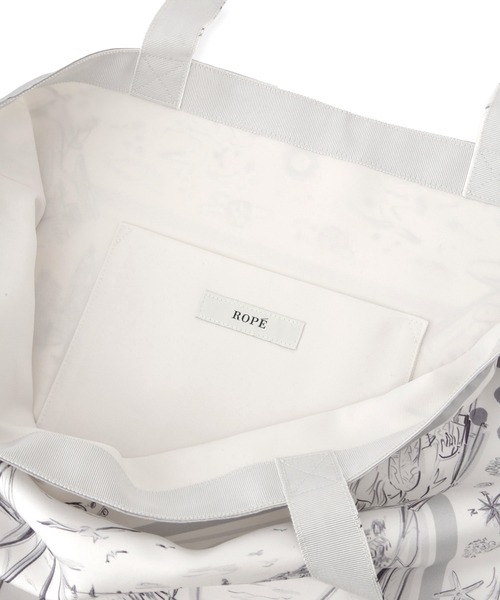 ROPE'（ロペ）の「【YUKO SAEKI for ROPE’・コラボ】スカーフ柄プリント シルクトートバッグ【A4対応】（トートバッグ・レディース・ベージュ/ホワイト・FREE）」の7枚目の写真
