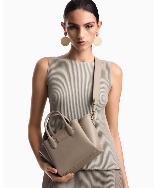 EMPORIO ARMANI(エンポリオアルマーニ)の「【エンポリオ アルマーニ】ショッパー パルメラート仕上げ スモール(ショルダーバッグ・レディース・レッド/ブラック/ベージュ/ホワイト/モカ・FREE)」の3枚目の写真