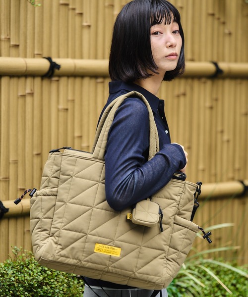 KiU(キウ)の「スクエアパデッドマルチパーパストートバッグ(14.5L)(トートバッグ・レディース・ブラック/カーキ/アイボリー/ブルー・FREE)」の1枚目の写真