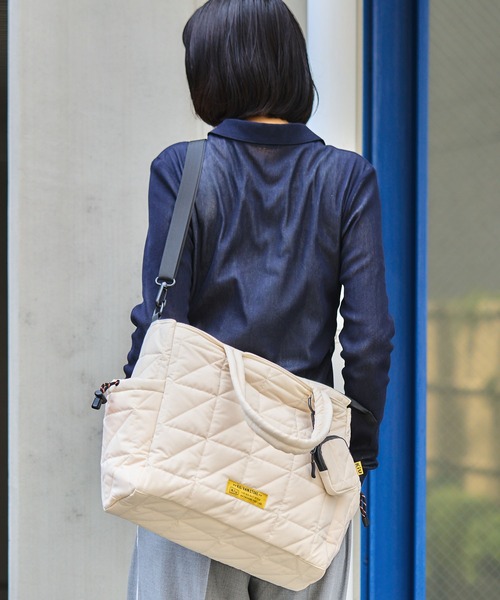 KiU(キウ)の「スクエアパデッドマルチパーパストートバッグ(14.5L)(トートバッグ・レディース・ブラック/カーキ/アイボリー/ブルー・FREE)」の9枚目の写真