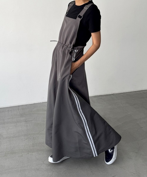 CANAL JEAN(キャナルジーン)の「サイドラインジャンパ―スカート(ジャンパースカート・レディース・ブラック/チャコール・マルチサイズ)」の2枚目の写真