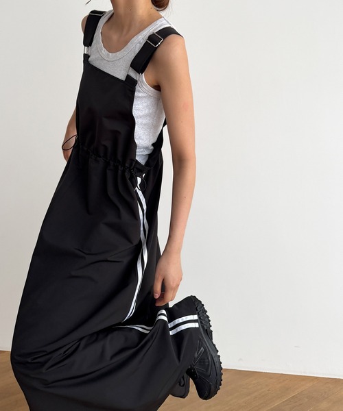 CANAL JEAN(キャナルジーン)の「サイドラインジャンパ―スカート(ジャンパースカート・レディース・ブラック/チャコール・マルチサイズ)」の4枚目の写真