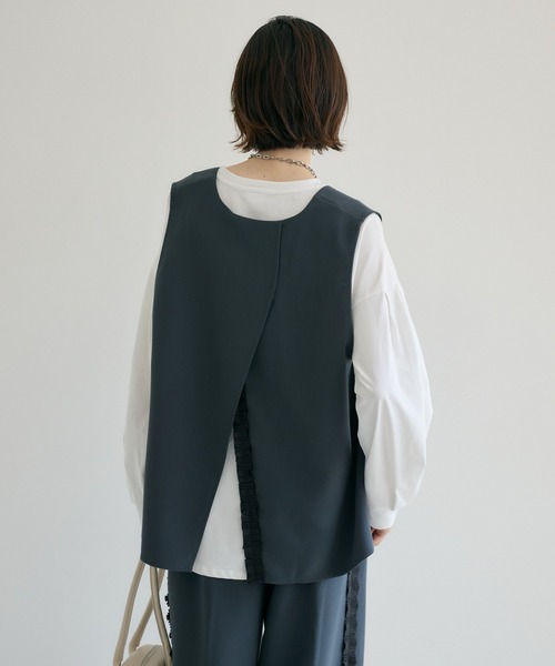 Paradise Picnic(パラダイスピクニック)の「TRANOI. バックスリットキーネックジレ(ベスト・レディース・ブラック/チャコールグレー/ベージュ/アイボリー・FREE)」の3枚目の写真