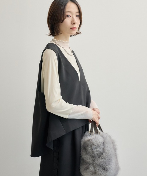 Paradise Picnic(パラダイスピクニック)の「TRANOI. バックスリットキーネックジレ(ベスト・レディース・ブラック/チャコールグレー/ベージュ/アイボリー・FREE)」の2枚目の写真