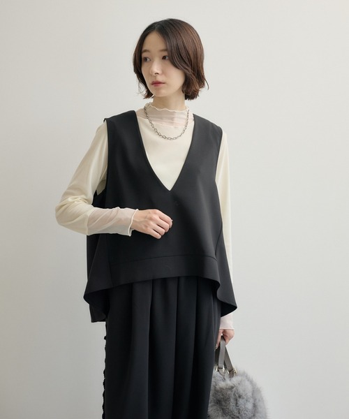 Paradise Picnic(パラダイスピクニック)の「TRANOI. バックスリットキーネックジレ(ベスト・レディース・ブラック/チャコールグレー/ベージュ/アイボリー・FREE)」の10枚目の写真