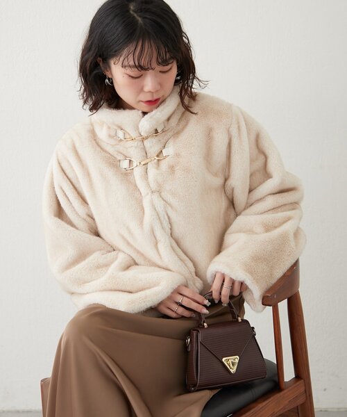 continuer de NICE CLAUP（コンティニューデナイスクラップ）の「ビット付MIXファーショートジャケット（ブルゾン・レディース・ベージュ/アイボリー/ブラウン・FREE）」の2枚目の写真