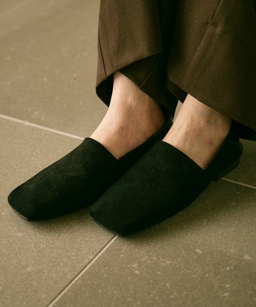 Lutim by u(ルチバイユー)の「Soft suede square flat shoes / ソフトスエードスクエアフラットシューズ(パンプス・レディース・ブラック/キャメル・24.5/23.5)」の2枚目の写真