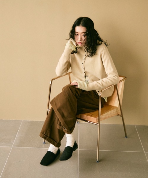 Lutim by u(ルチバイユー)の「Soft suede square flat shoes / ソフトスエードスクエアフラットシューズ(パンプス・レディース・ブラック/キャメル・24.5/23.5)」の7枚目の写真