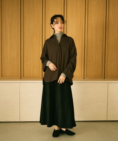 Lutim by u(ルチバイユー)の「Soft suede square flat shoes / ソフトスエードスクエアフラットシューズ(パンプス・レディース・ブラック/キャメル・24.5/23.5)」の17枚目の写真