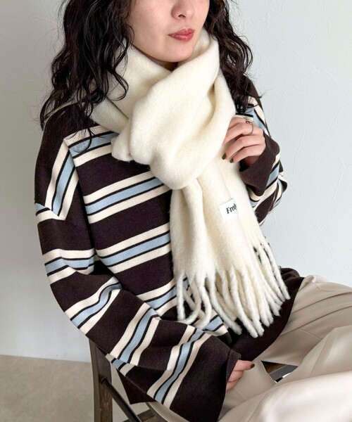 fredy emue（フレディエミュ）の「ウール混ブークレ無地マフラー 30（マフラー・レディース・アイボリー/サックスブルー/ブラック/ピンク・FREE）」の7枚目の写真
