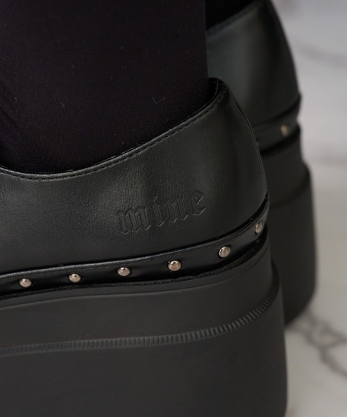 mine by LAFARY（マインバイラファリー）の「リボンスタッズ厚底シューズ（ローファー・レディース・ブラック・MEDIUM/LARGE）」の2枚目の写真