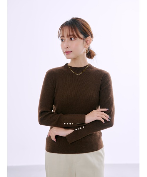 COHINA(コヒナ)の「シルクウールゴールドボタンリブニット 【低身長・小柄女性】(ニット/セーター・レディース・ブラック/ブルー/ホワイト/レッド/ブラウン/ベージュ・ONE SIZE)」の4枚目の写真