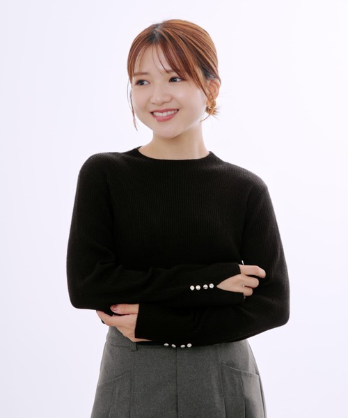 COHINA(コヒナ)の「シルクウールゴールドボタンリブニット 【低身長・小柄女性】(ニット/セーター・レディース・ブラック/ブルー/ホワイト/レッド/ブラウン/ベージュ・ONE SIZE)」の3枚目の写真