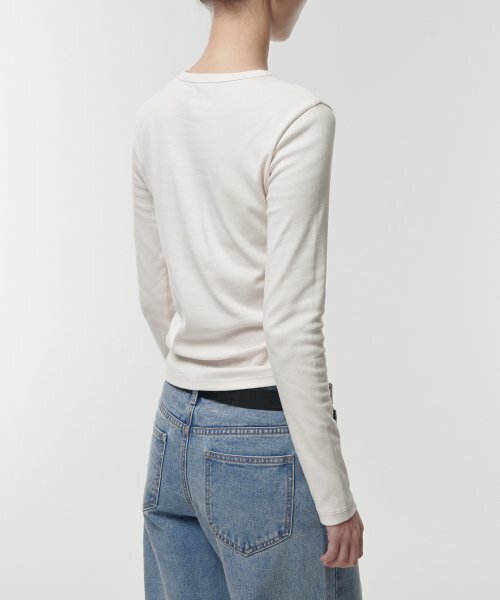 MUSINSA STANDARD WOMAN（ムシンサスタンダードウーマン）の「ウィメンズスリムクルーネック長袖Tシャツ[クリーム]（Tシャツ/カットソー・レディース・その他・SMALL/MEDIUM/LARGE/X-LARGE/X-SMALL）」の7枚目の写真