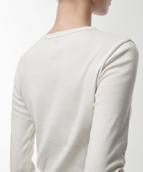 MUSINSA STANDARD WOMAN（ムシンサスタンダードウーマン）の「ウィメンズスリムクルーネック長袖Tシャツ[クリーム]（Tシャツ/カットソー・レディース・その他・SMALL/MEDIUM/LARGE/X-LARGE/X-SMALL）」の9枚目の写真