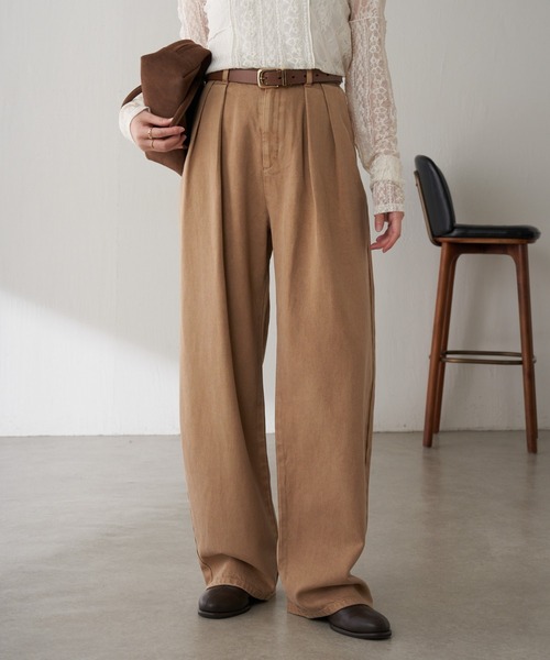 COLLAGE GALLARDAGALANTE（コラージュガリャルダガランテ）の「Q.anos/チャーム付きタックワイドデニム（デニムパンツ・レディース・ブルー/ベージュ・0/1）」の2枚目の写真