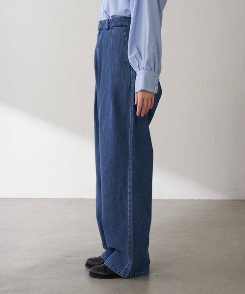 COLLAGE GALLARDAGALANTE（コラージュガリャルダガランテ）の「Q.anos/チャーム付きタックワイドデニム（デニムパンツ・レディース・ブルー/ベージュ・0/1）」の12枚目の写真