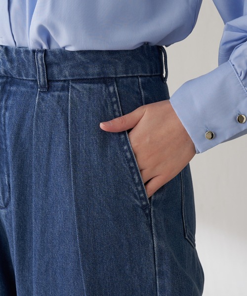 COLLAGE GALLARDAGALANTE（コラージュガリャルダガランテ）の「Q.anos/チャーム付きタックワイドデニム（デニムパンツ・レディース・ブルー/ベージュ・0/1）」の11枚目の写真