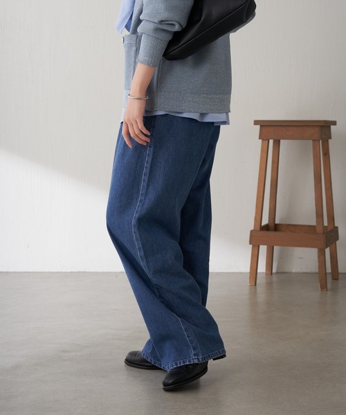 COLLAGE GALLARDAGALANTE（コラージュガリャルダガランテ）の「Q.anos/チャーム付きタックワイドデニム（デニムパンツ・レディース・ブルー/ベージュ・0/1）」の5枚目の写真