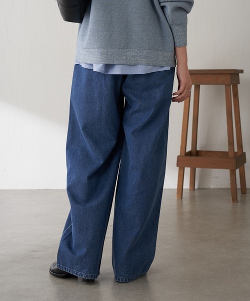 COLLAGE GALLARDAGALANTE（コラージュガリャルダガランテ）の「Q.anos/チャーム付きタックワイドデニム（デニムパンツ・レディース・ブルー/ベージュ・0/1）」の4枚目の写真