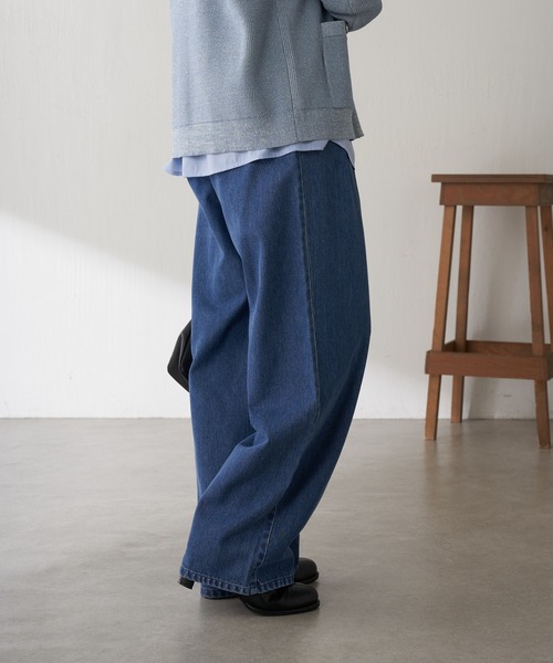 COLLAGE GALLARDAGALANTE（コラージュガリャルダガランテ）の「Q.anos/チャーム付きタックワイドデニム（デニムパンツ・レディース・ブルー/ベージュ・0/1）」の3枚目の写真