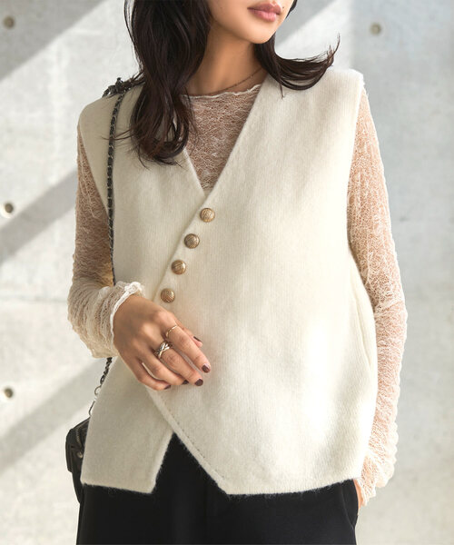KOBE LETTUCE(コウベレタス)の「ゴールドボタンニットベスト(ベスト・レディース・グレー/ホワイト/キャメル・M)」の2枚目の写真